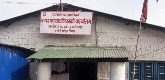 कालीकोटको रास्कोटमा एक घर, एक ओखर बिरुवा अनिवार्य   